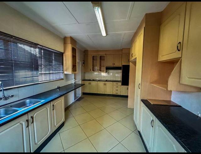 4 BEDROOM HOUSE FOR SALE IN SOUTH CREST